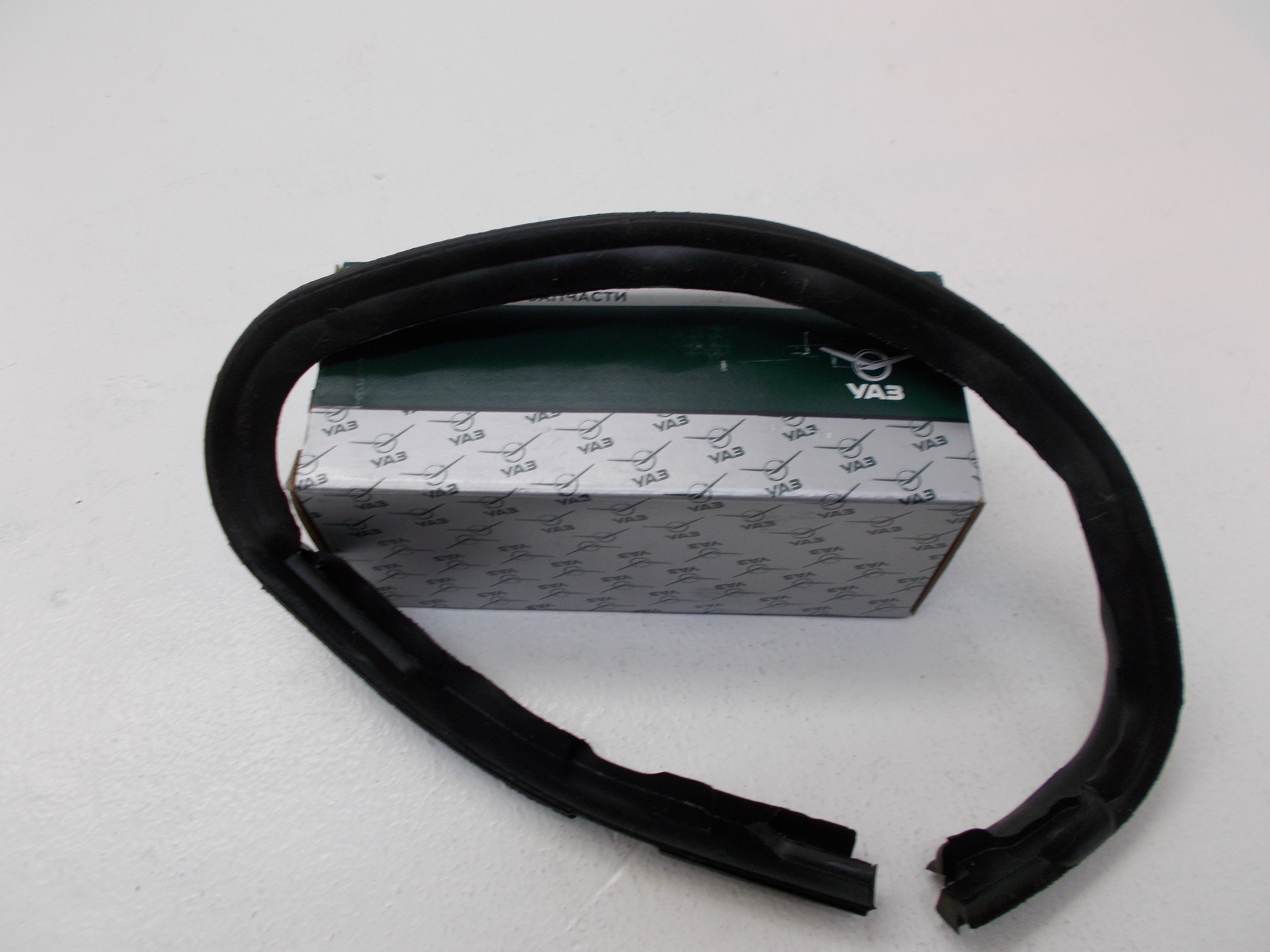 Резинка на форточку уаз. Уплотнитель форточки уаз 469 бархотка. Уплотнитель форточки уаз 469. Уплотнитель окна уаз буханка. Замок форточки уаз 452.